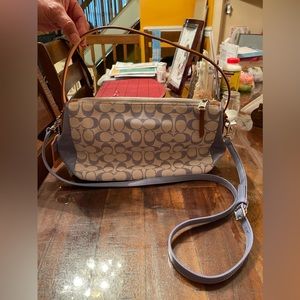 Beautiful Coach crossbody! Selling because i don’t use it anymore!